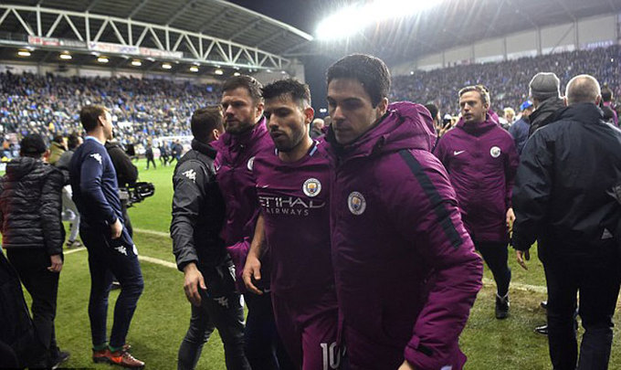 Aguero bị CĐV Wigan đánh sau trận thua sốc
